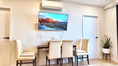 M-city Apartment - Executive Twin King Ensuites - Fully equipped - Free Parking, fast Wifi, smart TV, Netflix, complementary drinks & amenities - M-city shopping centre Clayton 3168