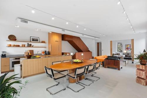 4BR Greenpoint Duplex Noorman by RoveTravel in Brooklyn, USA