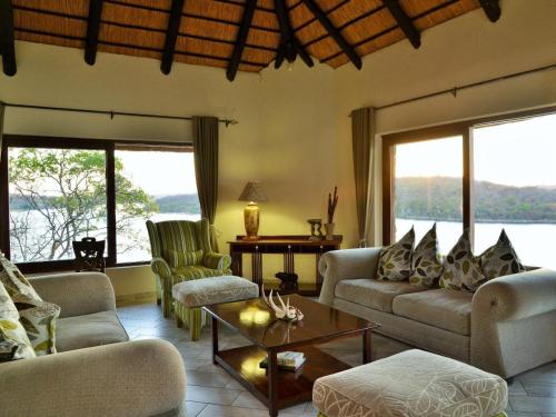 gedeelde lounge/tv-ruimte, Masumu River Lodge in Dete