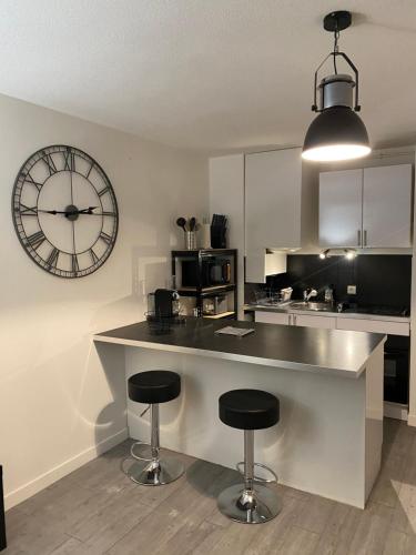 Kitchen, Beau studio proche mer, gare et commerces in Les Breguieres
