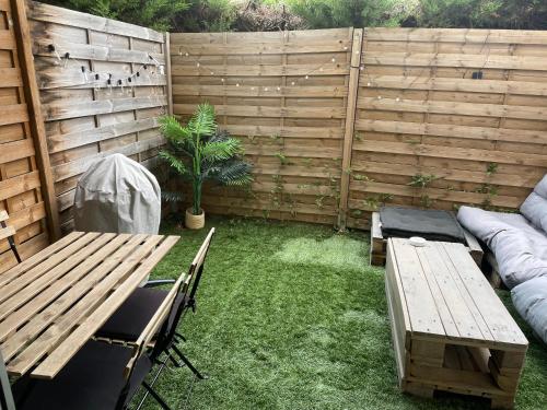 Facilities, Beau studio proche mer, gare et commerces in Les Breguieres