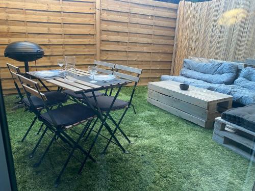 Facilities, Beau studio proche mer, gare et commerces in Les Breguieres