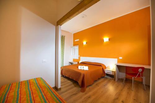 Triple Room with Balcony image 10