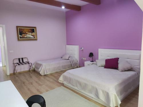 Double Room with Balcony image 7