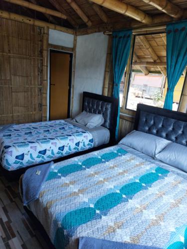 1 queen bed, 1 twin bed, 1 bunk bed