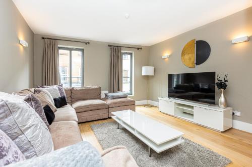 Fantastic Multilevel 3BR, Vibrant Angel, 5min Tube, Лондон