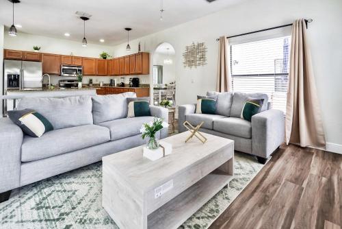 Luxury High Grove Villa 4bds with Pool near Disney in Orlando, USA