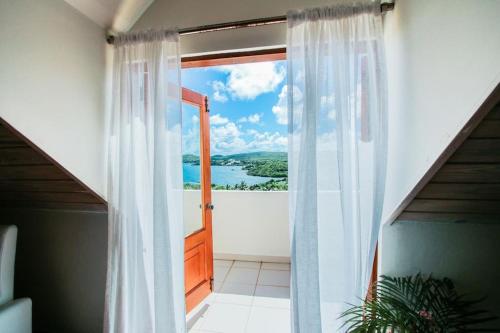 The Hideaway 3 Bedroom suite Pool/Sea View