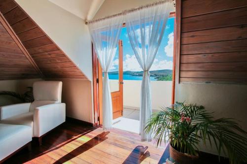 The Hideaway 3 Bedroom suite Pool/Sea View