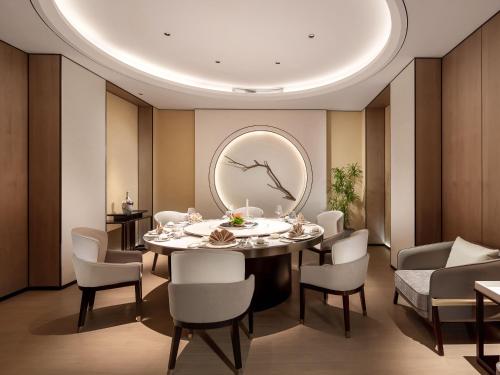 مطعم, Gehua New Century Hotel Beijing in مديان وأنزين