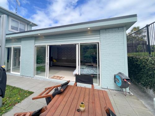 المرافق, Studio Wing in Saint Heliers in St Heliers