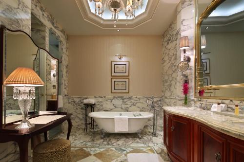 Heritage King Suite image 3