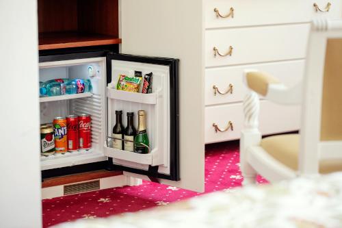 Double Room with Extra Bed image 1
