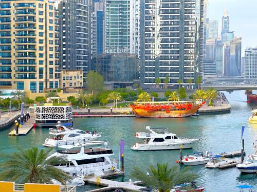 Lxury Brand New Studio w/ Balcony and Marina View, Dubaï