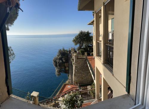 La Casa di Samantha a Villa Regina a picco sul mare con piscina