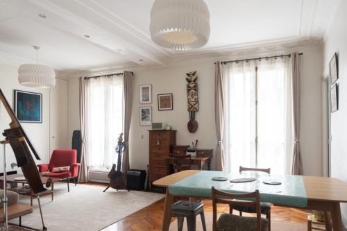 Pretty 50 m near Pigalle - image 4