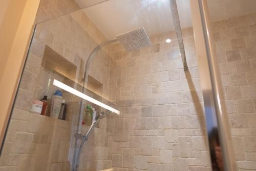 Pretty 50 m near Pigalle - image 7