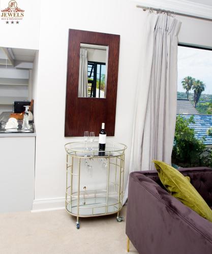 JFT Jewels Guest House – East London, IA