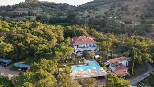 Wohnung in Campiglia Marittima mit Terrasse, Grill und gemeinsamem Pool