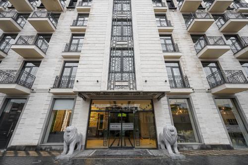 Hotel Dynasty