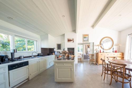 Maison de famille donnant sur le Golf et le Fier d'Ars dans un parc de 7500m2 in Les Portes-en-Re