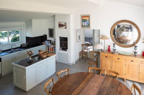 Maison de famille donnant sur le Golf et le Fier d'Ars dans un parc de 7500m2 in Les Portes-en-Re