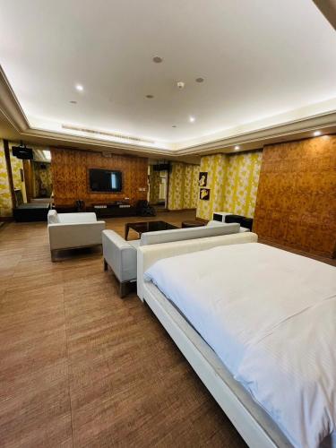 room detail thumbnail 0