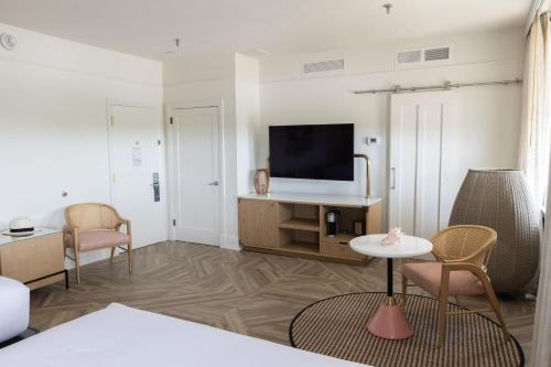 Queen Room with Two Queen Beds image 8