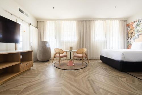 Deluxe King Room image 8