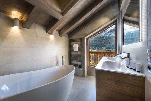 Bathroom, Falcon Lodge by Alpine Resorts in Morel