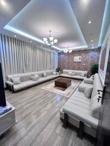 شقة خمس غرف مطلة على طريق السودة