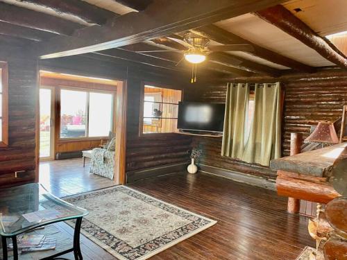Restored historic log cabin & deck on Lake Erie in Luna Pier, USA