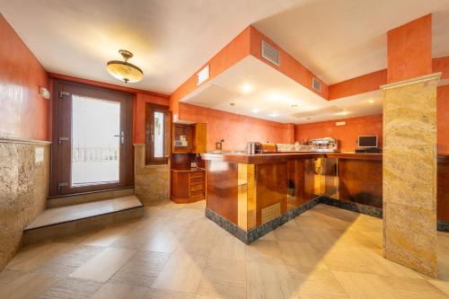 Hostal SIN RECEP24H Puerta de la Villa - Pet friendly & Restaurante in Almazan