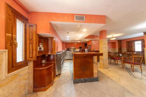 Hostal SIN RECEP24H Puerta de la Villa - Pet friendly & Restaurante in Almazan