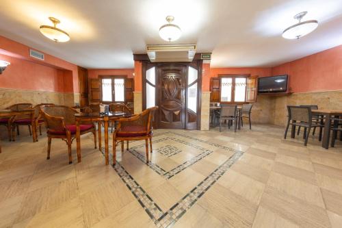 Hostal SIN RECEP24H Puerta de la Villa - Pet friendly & Restaurante in Almazan