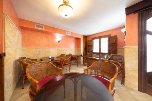 Hostal SIN RECEP24H Puerta de la Villa - Pet friendly & Restaurante in Almazan