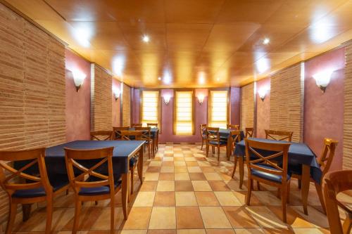 Hostal SIN RECEP24H Puerta de la Villa - Pet friendly & Restaurante in Almazan