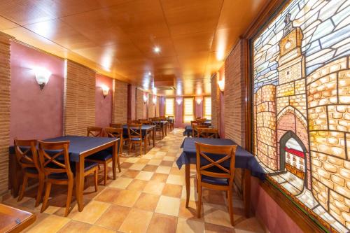 Hostal SIN RECEP24H Puerta de la Villa - Pet friendly & Restaurante in Almazan