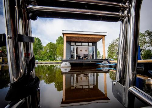 Houseboat 'RiggelBrug Sneekermeer' - Paviljoenwei 4 - Sneek (Offingawier)