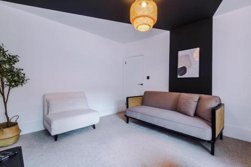4 Bedroom House Eccles, Manchester (photo 8)