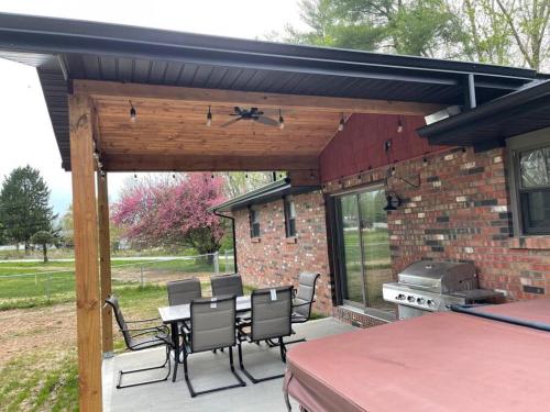 Private 4 Bedroom Home with a hot tub in Caseyville, USA