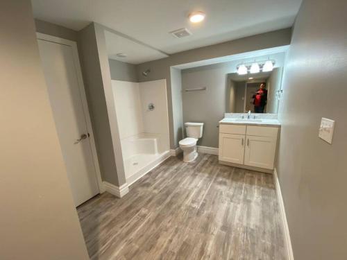 Private 4 Bedroom Home with a hot tub - image 7