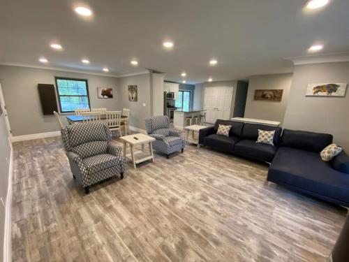 Private 4 Bedroom Home with a hot tub in Caseyville, USA