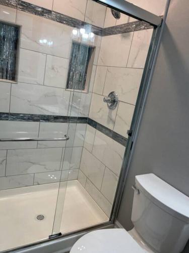 Private 4 Bedroom Home with a hot tub - image 2