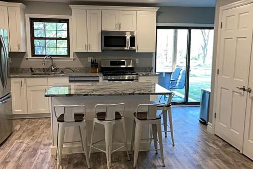 Private 4 Bedroom Home with a hot tub - main image