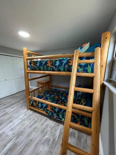 Private 4 Bedroom Home with a hot tub - image 6