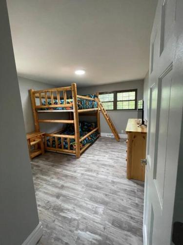 Private 4 Bedroom Home with a hot tub - image 5