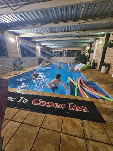 Swimmingpool, Cameo Inn Motel in West Wyalong