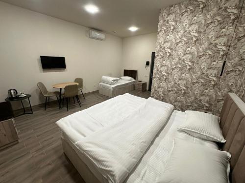 1 king bed, 1 twin bed