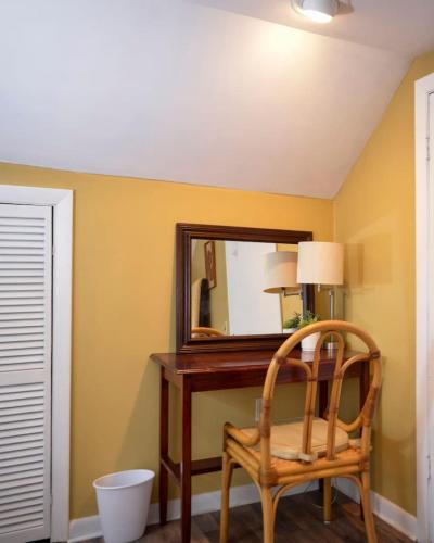 Sunny 4 Bed 2 Bath Providence